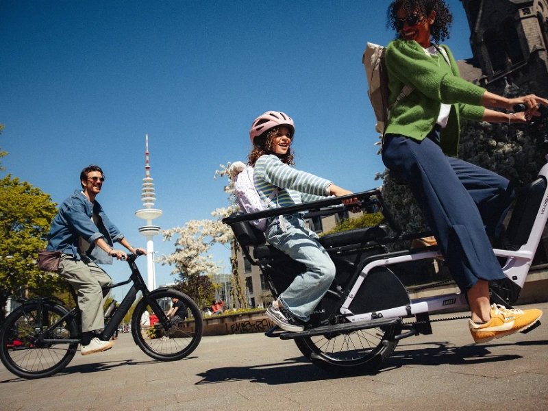 Junge Familie mit Leasing-e-Bike und Lastenrad von JobRad